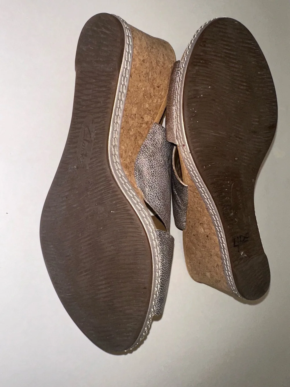 Clarks Helio Wedge Sandals Womens Size 8.5 M Silver Leather Slingback Cork Heels